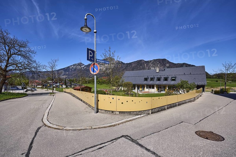 Kindergarten, fence, building, lantern, streets, trees, mountain landscape, mountains, deep blue sky, cirrus clouds, cirrostratus clouds, crossing Reichenhaller Straße with Kirchweg, Bayerisch Gmain, district Berchtesgadener Land, Bavaria, Germany