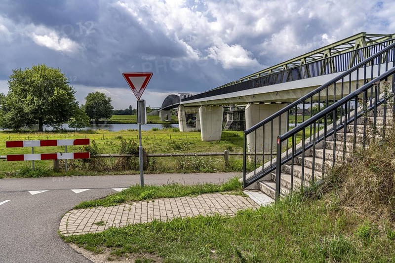 De Massover cycle path bridge, over the Meuse south of Nijmegen, near Cuijk, part of the MaasWaalpad long-distance cycle path, 12 km between Nijmegen and Cuijk, built in 2021, for 15 million euros, Meuse river crossing for cyclists and pedestrians, part of a cycle path network, used by many commuters, next to a railway bridge, Netherlands