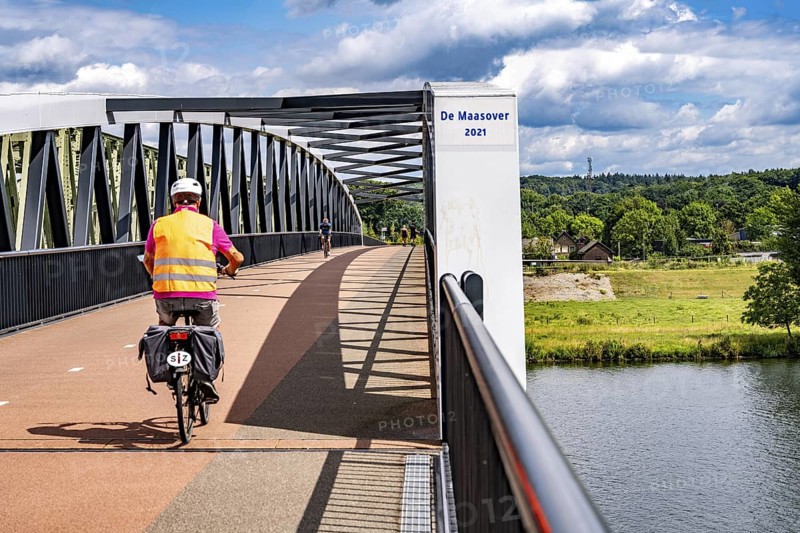 De Massover cycle path bridge, over the Meuse south of Nijmegen, near Cuijk, part of the MaasWaalpad long-distance cycle path, 12 km between Nijmegen and Cuijk, built in 2021, for 15 million euros, Meuse river crossing for cyclists and pedestrians, part of a cycle path network, used by many commuters, next to a railway bridge, Netherlands