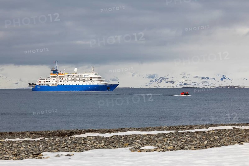 Expedition ship deploys Zodiac, sea, Mushamna, Spitsbergen, Svalbard