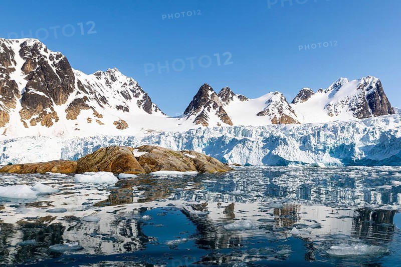 Glacier tongue, ice in front of a break-off edge, mountain range, sea, Fugelfjorden, Spitsbergen, Svalbard