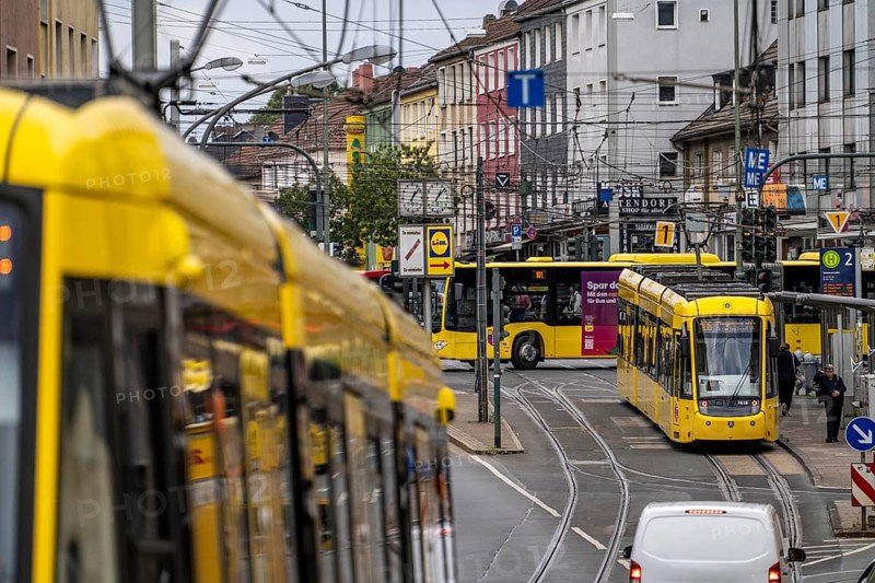 Ruhrbahn tram, on Altendorfer Straße, intersection Helenenstraße, in Essen, rush hour, traffic, Essen, North Rhine-Westphalia, Germany