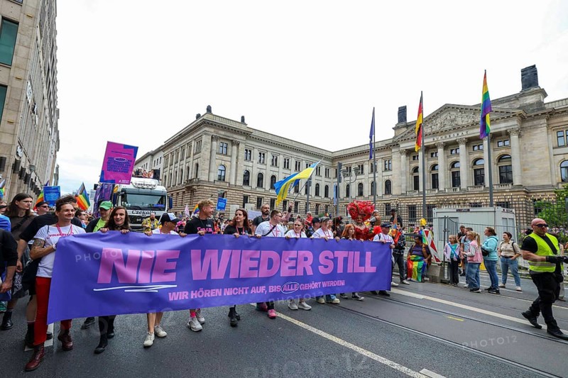 Banner Nie wieder still in front of the Bundesrat at the 47th Christopher Street Day under the motto Nie wieder still in Berlin on 26 July 2025