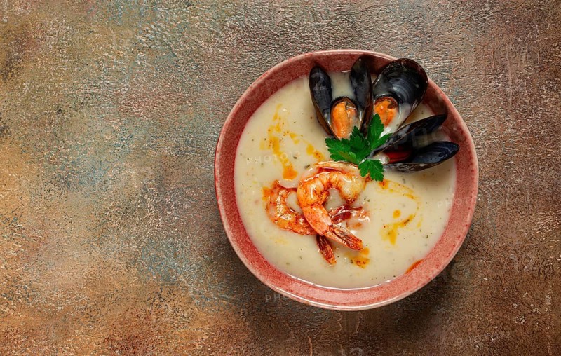 Cream soup, chowder with mussels and shrimp, American cuisine, homemade, no people