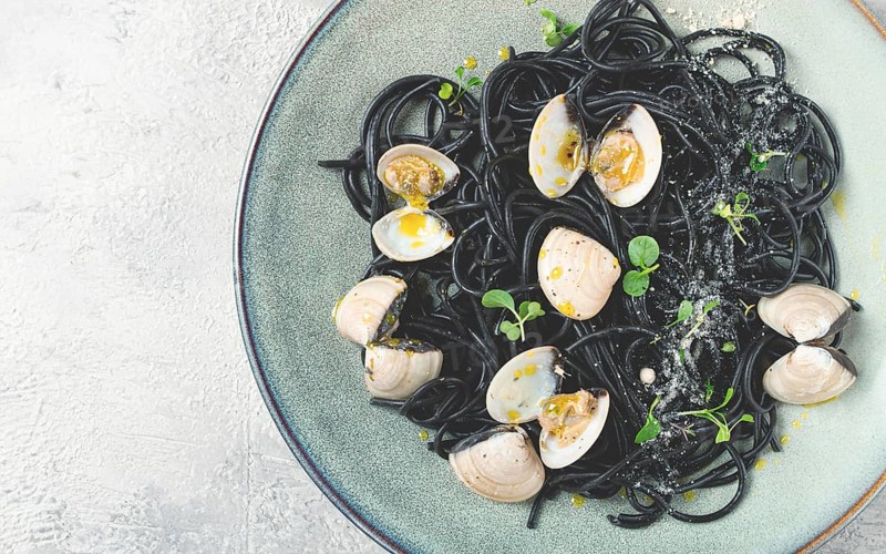 Black spaghetti vongole, venerki, homemade, without people