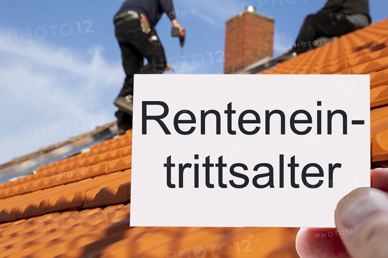 (Photomontage) Business card with the inscription RENTENINTRITTSALTER in front of a roofer at work
