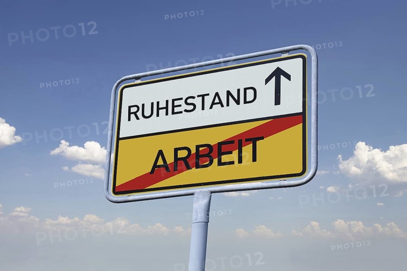 (Photomontage) Town exit sign with the inscription RUHESTAND / ARBEIT detached in front of a blue sky