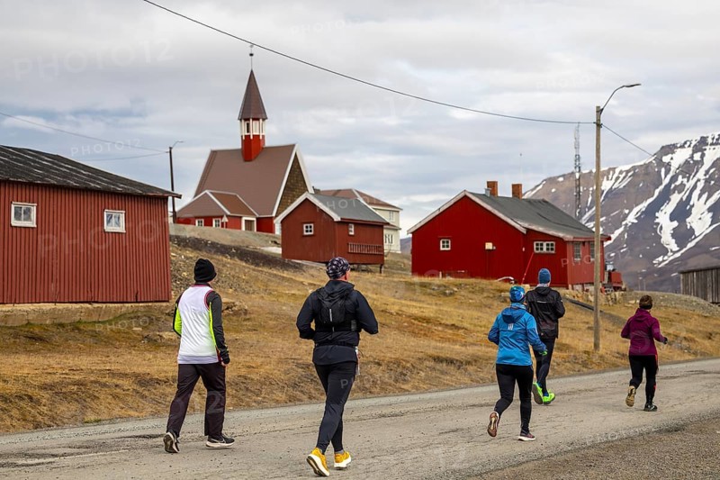 Marathon, group of runners in front of church, Longyearbyen, Spitsbergen, Svalbard