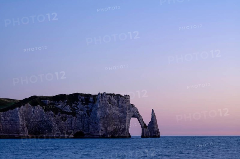 Rock arch Falaise or Porte d'Aval and rock needle Aiguille, Étretat, sea, steep coast, cliffs, chalk cliffs, alabaster coast, La Côte d'Albâtre, sunset, evening mood, atmospheric, Normandy, Seine-Maritime, France
