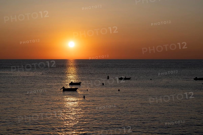 Boats in front of sunset at the sea, North Sea, English Channel, Étretat, evening mood, atmospheric, Normandy, Seine-Maritime, France