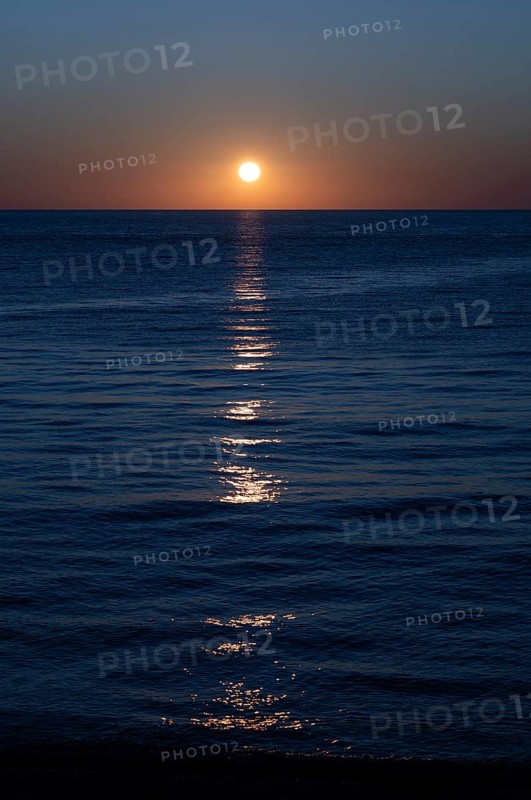 Sunset by the sea, North Sea, English Channel, Étretat, evening mood, atmospheric, Normandy, Seine-Maritime, France