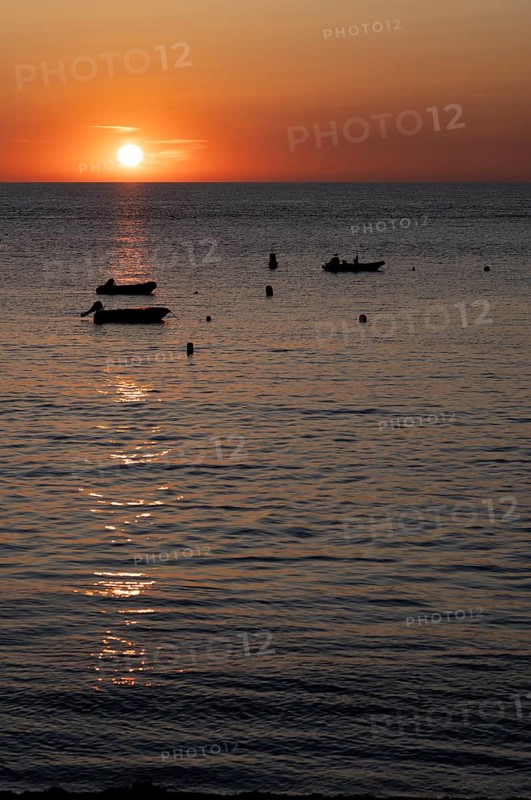 Boats in front of sunset at the sea, North Sea, English Channel, Étretat, evening mood, atmospheric, Normandy, Seine-Maritime, France