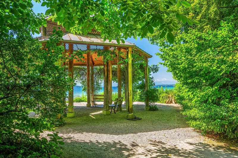 Viewing pavilion on the lakeshore on the Roseninsel in Lake Starnberg, Feldafing, Upper Bavaria, Bavaria, Germany
