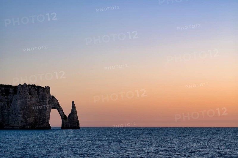 Rock arch Falaise or Porte d'Aval and rock needle Aiguille, Étretat, sea, steep coast, cliffs, chalk cliffs, alabaster coast, La Côte d'Albâtre, evening mood, atmospheric, Normandy, Seine-Maritime, France