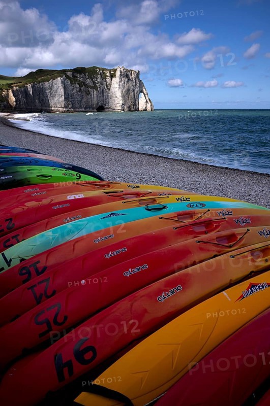 Kayaks, boats, colourful, lying on the beach, pebble beach, rock arch Falaise or Porte d'Aval, Étretat, sea, steep coast, cliffs, chalk cliffs, alabaster coast, La Côte d'Albâtre, Normandy, Seine-Maritime, France