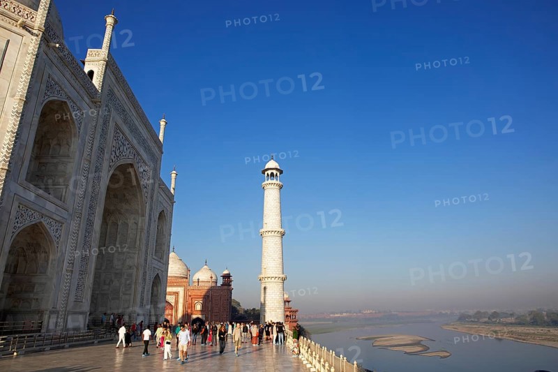 Taj Mahal or Taj Mahal in the morning light, on the right the river Yamuna, mausoleum, Agra, Uttar Pradesh, India