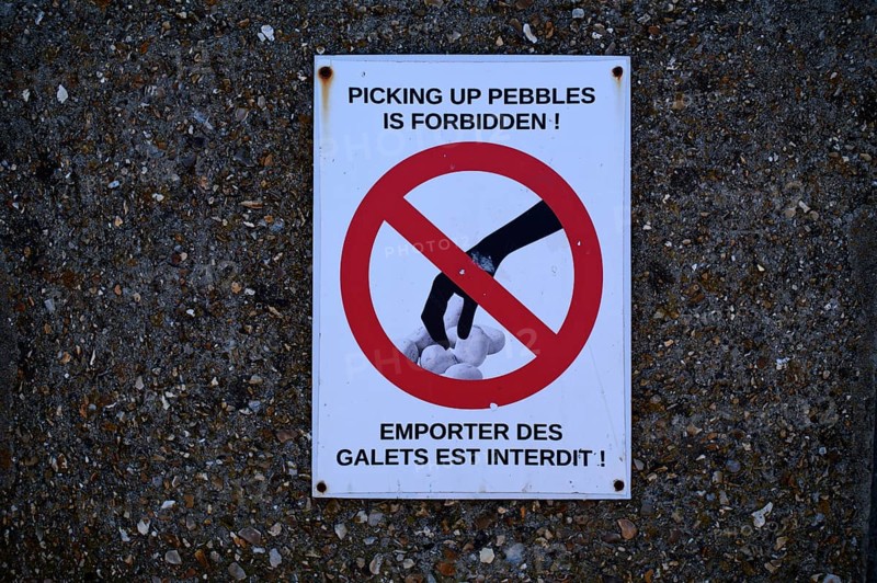 Sign, prohibition sign, collecting, no pebbles allowed, pebble beach, Étretat, Normandy, Seine-Maritime, France