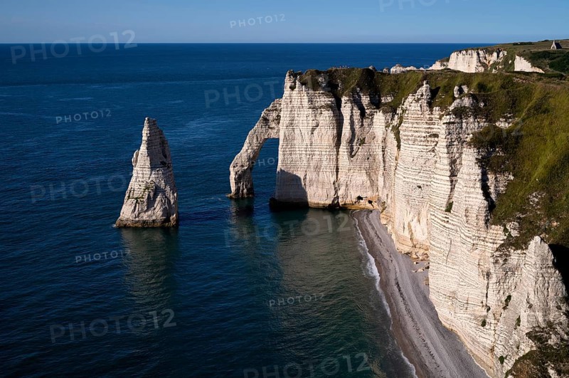 Rock arch Falaise or Porte d'Aval and rock needle Aiguille, Jambourg beach, Étretat, sea, steep coast, cliffs, chalk cliffs, alabaster coast, La Côte d'Albâtre, Normandy, Seine-Maritime, France