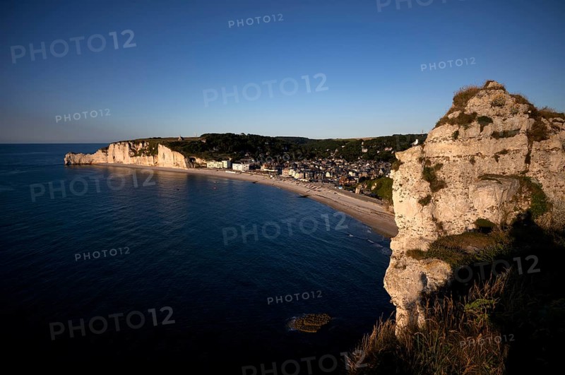 Rock arch Falaise or Porte d'Amont, beach, Étretat, sea, steep coast, cliffs, chalk cliffs, alabaster coast, La Côte d'Albâtre, evening mood, Normandy, Seine-Maritime, France