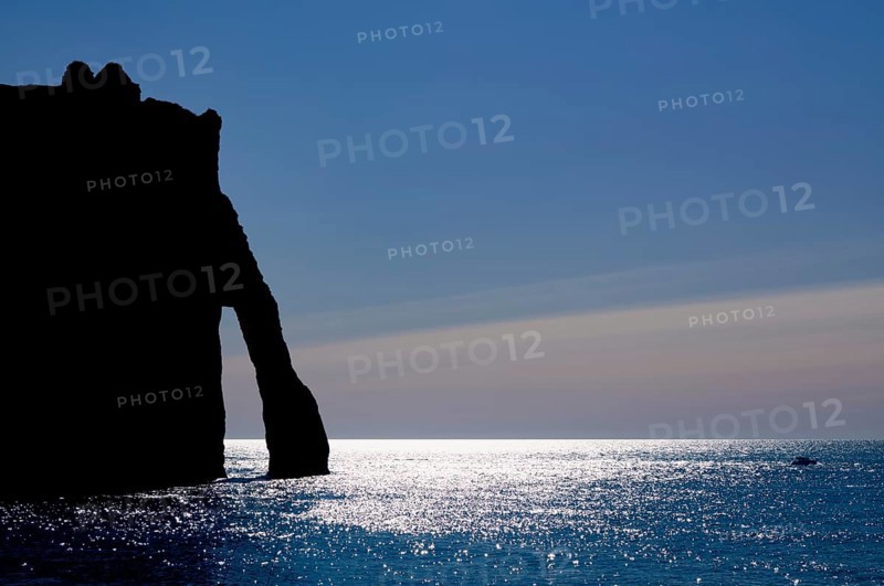 Rock arch Falaise or Porte d'Aval against the light, silhouette, Étretat, sea, cliffs, cliffs, chalk cliffs, alabaster coast, La Côte d'Albâtre, Normandy, Seine-Maritime, France