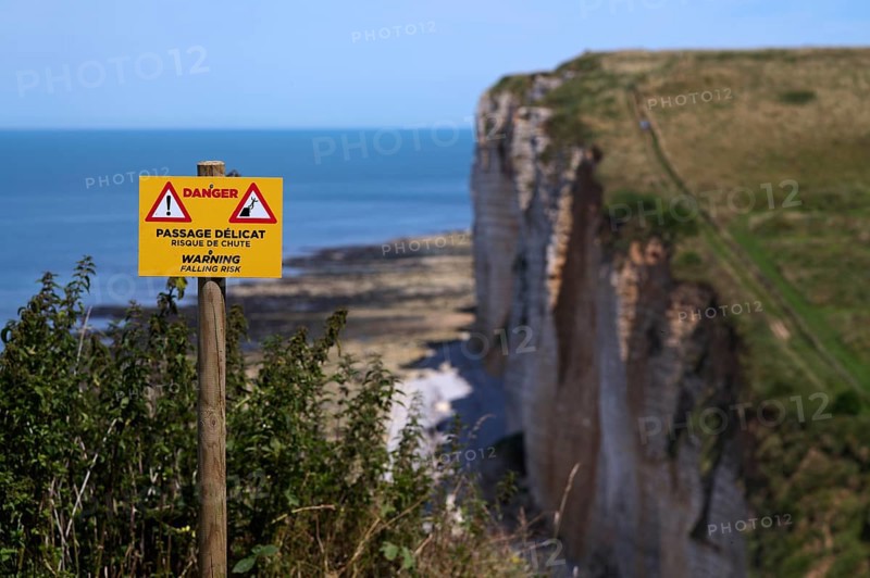 Sign, signpost, danger of falling rocks, Étretat, sea, cliffs, cliffs, chalk cliffs, alabaster coast, La Côte d'Albâtre, Normandy, Seine-Maritime, France
