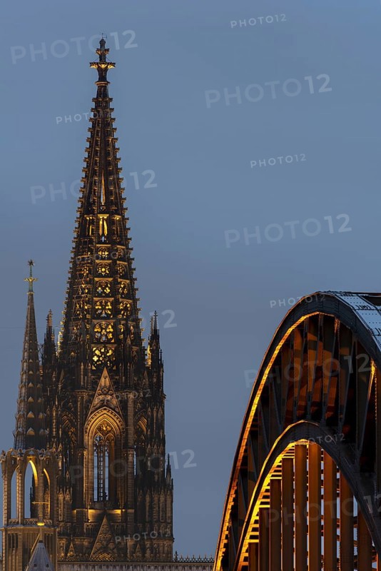 LED lights, evening mood at Cologne Cathedral, Hohenzollern Bridge, Cologne, North Rhine-Westphalia, Germany