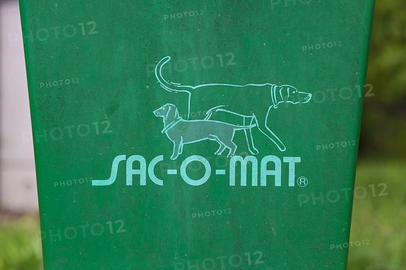 SAC-O-MAT dog toilet, SGFK polyester container for waste bags, lettering, drawn dogs, letters, Oberuhldingen district, Uhldingen-Mühlhofen municipality, Lake Constance district, Baden-Württemberg, Germany