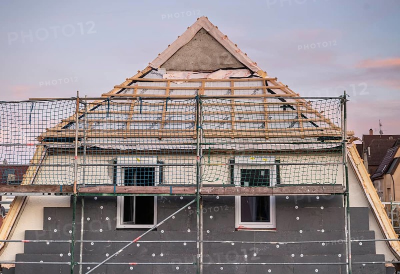 Energetic renovation of an apartment building, renovation of an old building, thermal insulation, new windows, new roof battens, scaffolding, Stuttgart