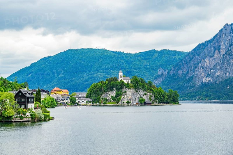 The village of Traunkirchen with the Johannesberg Chapel on Lake Traunsee, on the right the Traunstein summit, Traunkirchen, Salzkammergut, Austria