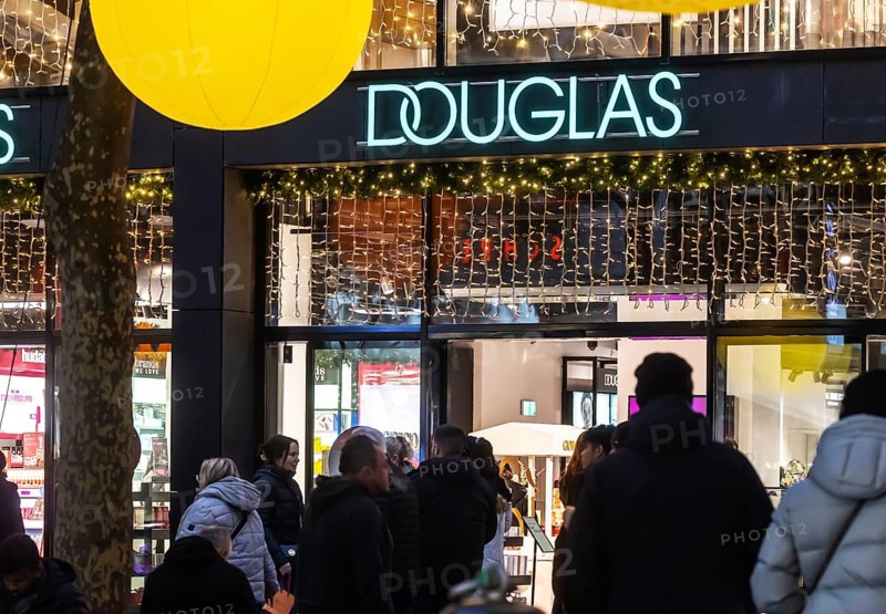 Douglas Perfumery branch in Königstraße Stutgart. Exterior view with neon sign and logo. Stuttgart, Baden-Württemberg, Germany