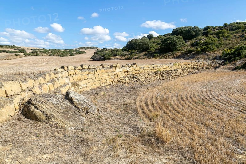 Presa de Cubalmena stone wall dam, Roman site of Los Banales, near Layana, Zaragoza province, Aragon, Spain