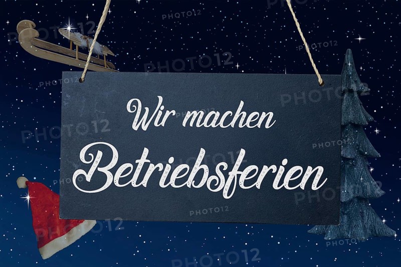 (Photo montage) Company holidays at Christmas: sign with the inscription WIR MACHEN BETRIEBSFERIEN in front of a starry sky