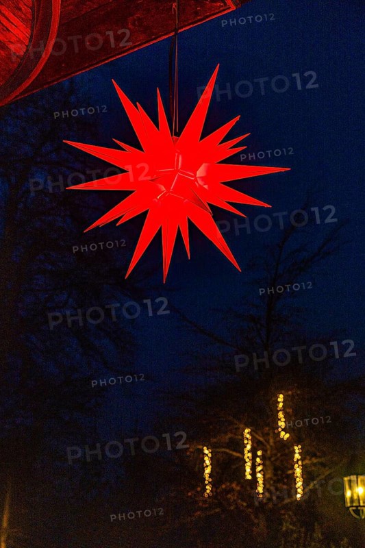 Red shining star at Christkindlmarkt, Historisches Hotel La Villa, Starnberger See, Niederpöcking, Upper Bavaria, Bavaria, Germany