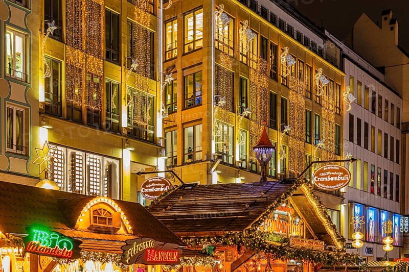 Stalls selling roasted almonds and mulled wine, Christkindlmarkt, illuminated Kaufingerstraße, Munich, Upper Bavaria, Bavaria, Germany