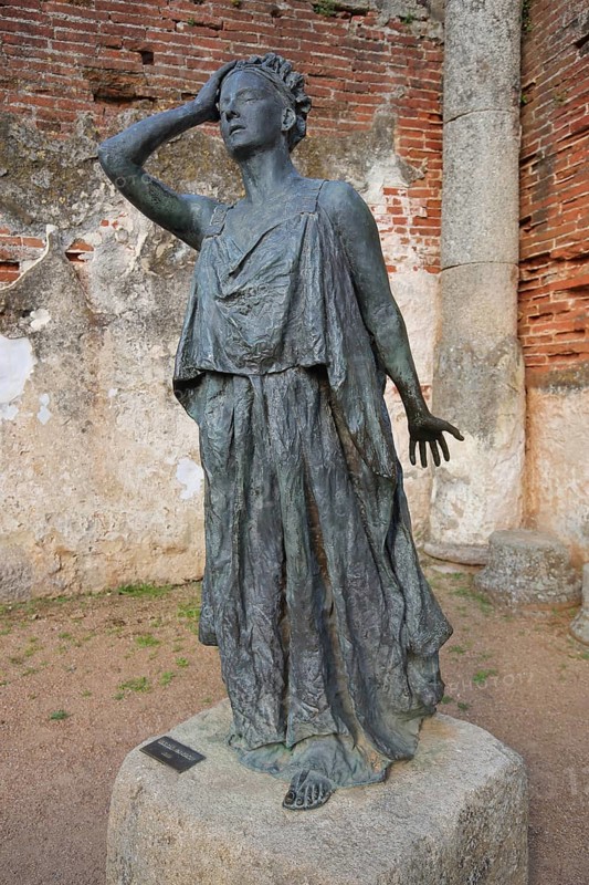 Sculpture and figure of Spanish actress Margarita Xirgu in the Teatro Romano, Forum Roman, UNESCO, Emerita Augusta, Merida, Extremadura, Spain