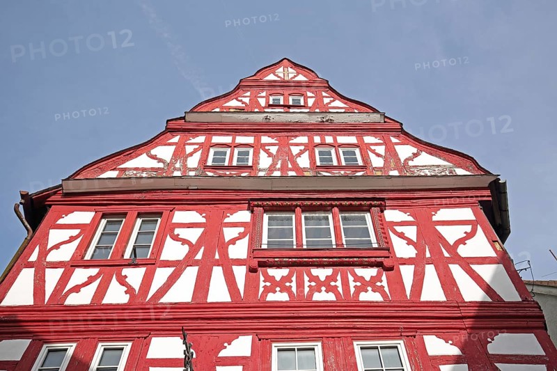 Red frame house Thaynsches Haus built in the 16th century and looking up to the tail gable, red, Meisenheim, Rhineland-Palatinate, Germany