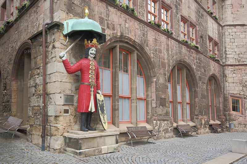 Roland statue with sword, coat of arms and crown, city coat of arms, Old Town Hall, Nordhausen, Harz, Thuringia, Germany