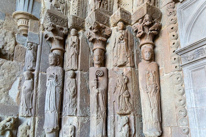 Stone carved figures doorway Iglesia de San Esteban, Romanesque church, Sos del Rey Católico, Cinco Villas Zaragoza province, Aragon, Spain