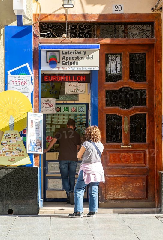 Lottery kiosk selling tickets, Loterias y Apuestas del Estado, Calle de Alfonso I, Zaragoza, Aragon, Spain