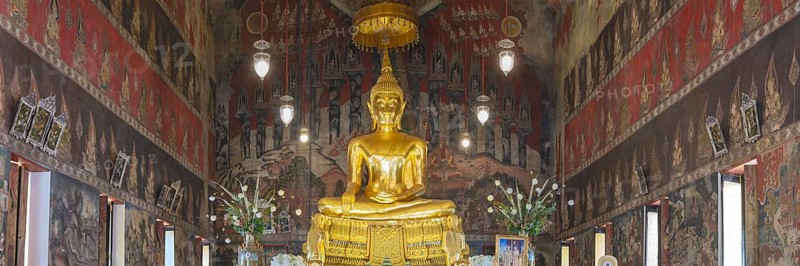 Golden Buddha statue with Bhumispara mudra, Buddha Gautama at the moment of enlightenment, ordination or main room with elaborate wall paintings (Ayutthaya or Thonburi style), Wat Suwannaram Ratchaworawihan (often abbreviated Wat Suwannaram or Wat Suwan), on the west side of Chao Phraya (Khlong Bangkok Noi) in Bangalore Kok-Noi, Bangkok, Tailandia