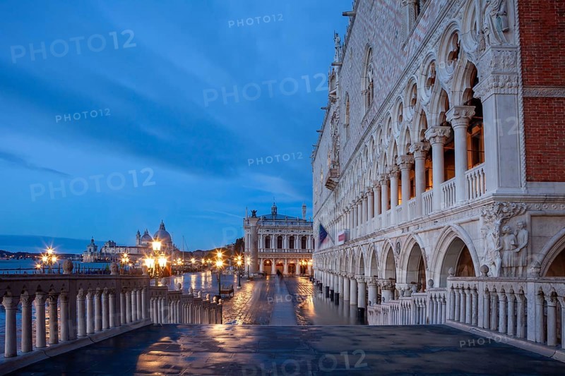 The drunken Noah, south-east corner of the Doge's Palace, in front of Ponte della Paglia in the morning, Venice, Veneto, Italy