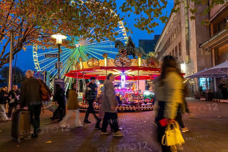 Full city center, shopping street, Kettwiger Straße pedestrian zone in Essen, first takeaways and stalls, even in front of the opening of the Christmas market, Ferris wheel, carousel, Christmas lights, North Rhine-Westphalia, Germany