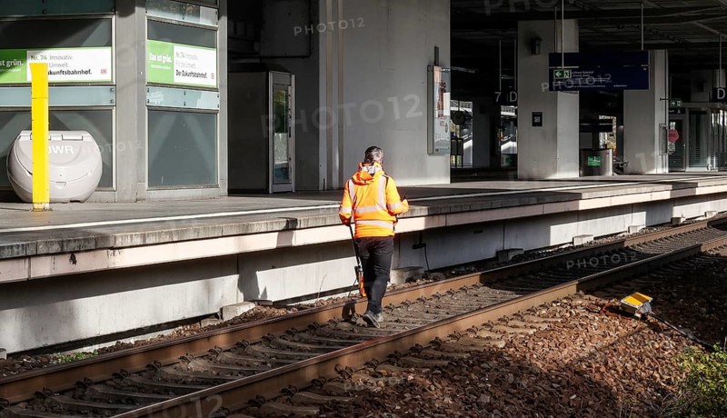 Workers on tracks at the closed Berlin Südkreuz train station, 31.10.2025. There are no ICE trains stopping at Berlin Südkreuz station as the station is closed to long-distance and regional traffic due to construction as part of the Dresden Railway, Berlin, Germany