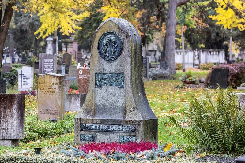 Honorary grave of poet Eduard Mörike. Pragfriedhof Stuttgart in autumn. November is traditionally a time for grave visits. Stuttgart, Baden-Württemberg, Germany