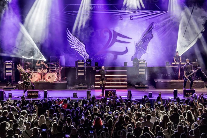 Jean Bormann (guitarist), (drummer) Vassilios Lucky Maniatopoulos, LaFee (singer, real name: Christina Klein), Marco Grasshoff (keyboarder) and Robin Simon (bass player) live on Schatten & Licht Tour 2025 at Berlin's Tempodrom on 26.10.2025
