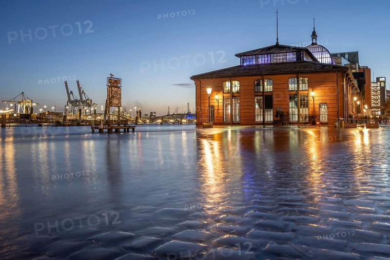 Storm surge (flood) of 24.10.2025 at the Hamburg fish market on the Elbe during the blue hour, Hamburg, Germany