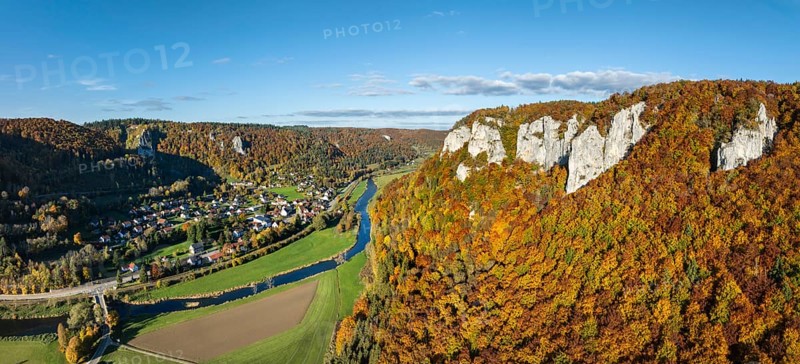 Aerial view, panorama of the Upper Danube Valley, surrounded by autumn vegetation with the Hausender Peaks above the Danube, climbing rocks, Jurassic limestone cliffs, Hausen im Tal, Swabian Jura, Baden-Württemberg, Germany