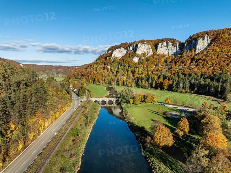 Aerial view of the Upper Danube Valley surrounded by autumn vegetation with the Hausender Peaks above the Danube, climbing rocks, Jurassic limestone cliffs, Hausen im Tal, Swabian Jura, Baden-Württemberg, Germany
