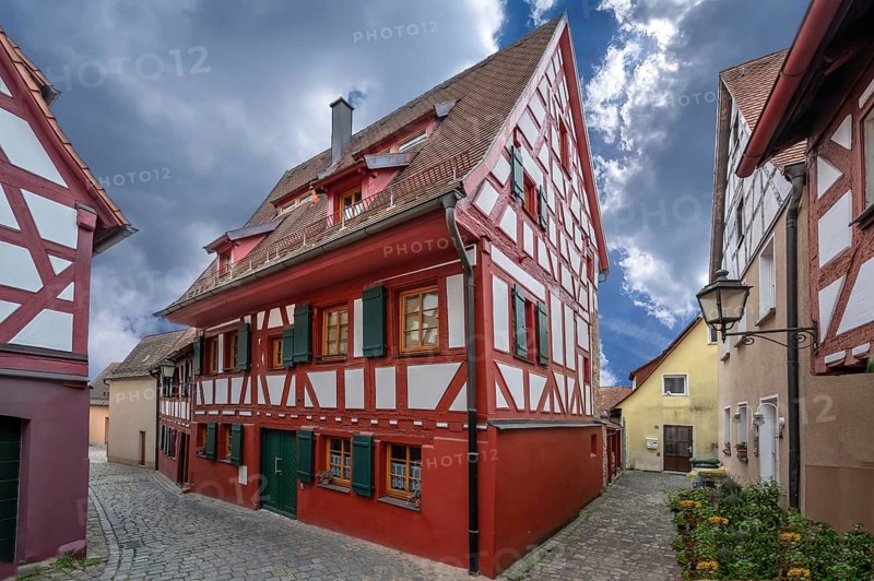 Historic half-timbered house with integrated city wall, built in 1553, reconstructions in 1660 and 1821, renovation 2000, Höllgasse 8, Lauf an der Pegnitz, Middle Franconia, Bavaria, Germany