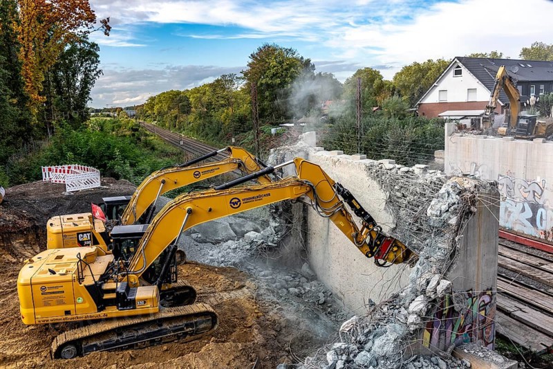 Demolition of an old road bridge, Weierstraße, then new construction of the bridge for the three-track conversion, to extend the Emmerich-Oberhausen railway line, including 47 new bridge structures being built or adapted, the old bridges being replaced by new buildings, for people and especially for freight traffic, extension of the Dutch Betuwe line from the port of Rotterdam, part of the European freight corridor Rotterdam-Genoa, 1300 km long, Oberhausen, North Rhine-Westphalia, Germany